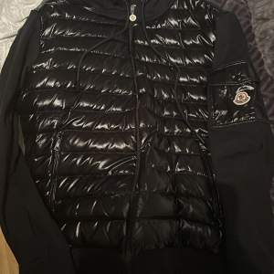 Säljer min och min brorsas Moncler cardigan. Size 3 viket motsvarar L. Den är använd, dock inga defekter, Fungerar perfekt som vinterjacka.  Fraktas via postnord, endast köpare som vill köpa skriver annars undviker ni det.