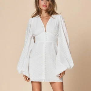 Adoore klänning - Säljer min klänning från adoore som jag endast använt en gång och kommer ej till användning. Skriv för egna bilder. Storlek 36 men passar även 34💕💕 helt slutsåld på hemsidan 