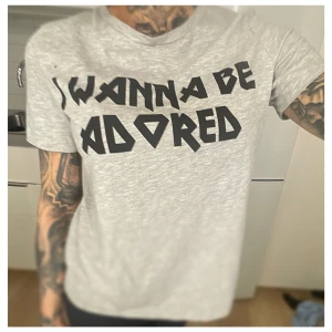 Vero Moda - Grå T-shirt, strl XS - Grå T-shirt med tryck från Vero Moda, storlek XS.