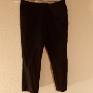 Kostymbyxor  - Ankellånga fina byxor från WERA med en liten slits på beslutet i storlek 40