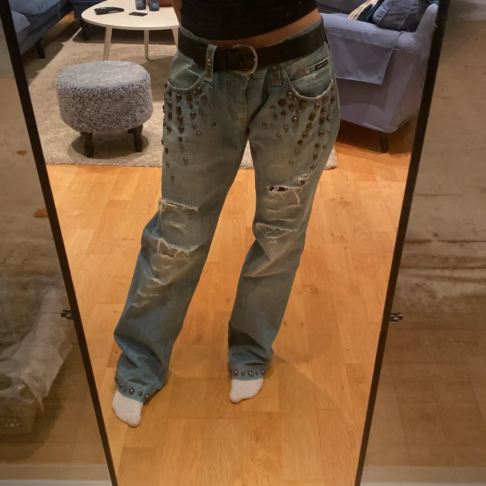 Säljer nu dessa as feta jeans då dom inte kommer till användning längre tyvärr🤍Dom är stora i storleken så passar perfekt för en baggy fit. Jag är 170 och har vanligtvis 34 eller 25/34. Jeans & Byxor.