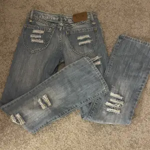 Säljer dessa ursnygga bootcut jeans från Litana, bra skick och passar om man är runt 160/170💕 