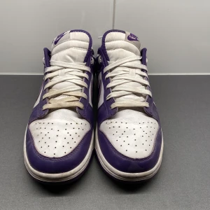 Nike dunk - Säljer mina Nike dunk low i färgen lila då dem ej kommer till användning längre köpte dem på sneakerhyllan och har kvitto. Shoetree ingår har dock inte orginalbox. Väldigt bra skick. Köpare står för frakt kan annars mötas upp. Behöver pengar snabbt