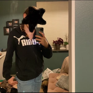 Svart puma zip-hoodie💗❤️🫶🏻 - Fin svart puma zip-hoodie💗 Är i storlek XS typ❤️ Inga defekter men är använd och lite urtvättad🫶🏻 Såklart äkta😽