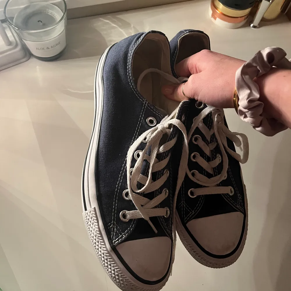 Säljer ett par mörkblå låga converse i storlek 40 då de är för stora för mig. Jag köpte de second hand i väldigt fint skicka men har aldrig använt de, så det finns inga slitningar eller liknande, utan de är i mycketbra skick💕. Skor.