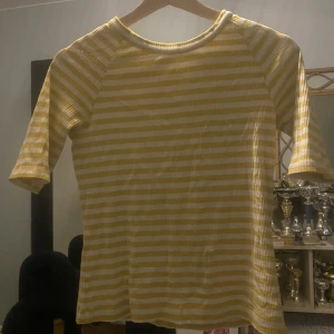 Gul randig t-shirt - En jätte fin gul randig t-shirt som jag inte vill ha längre 