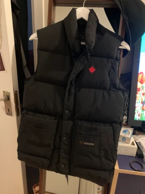 Äkta canasta goose - Här är en riktig vandas goose väst som är bra att ha nu när de blir kallt den är i helt nytt skick de vill säga priset men de kan alltid diskuteras