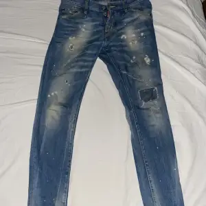 Dsquared2 jeans i bra skick, inte används så mycket. Kan skicka fler bilder vid intresse.