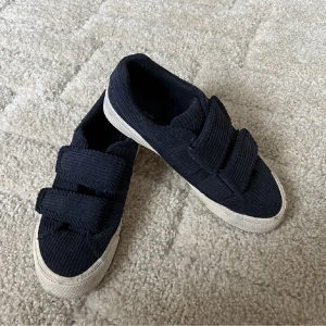 Skor med kardborreband - Säljer nu mina fina skor som är från Zara men köpta här på plick. De är väl använda men fortfarande fint skick🫶💓💓