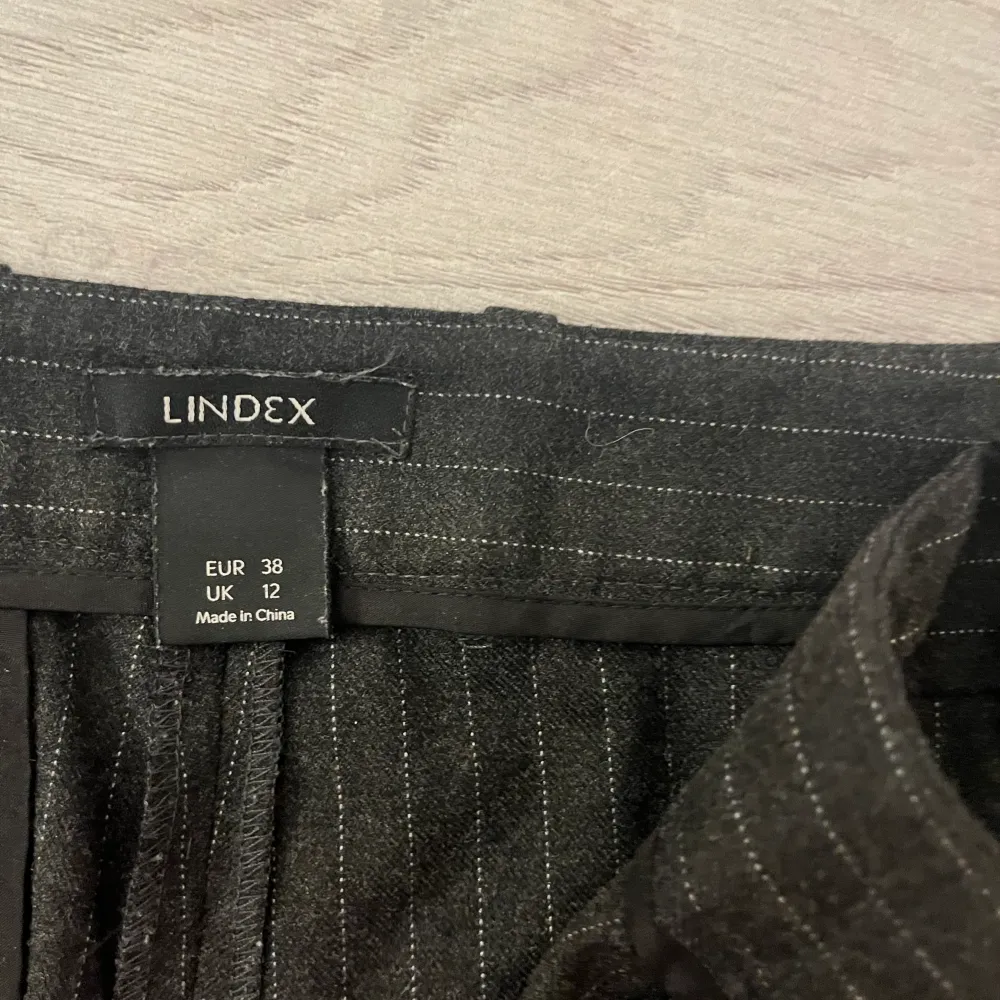 Ett par randiga kostymbyxor från Lindex i st 38❣️ Jättesköna och snygga men inte min stil . Jeans & Byxor.