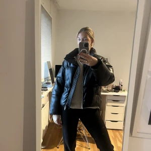 Jacka - Säljer nu min fina vinterjacka. Sparsamt använd så väldigt fint skick och tjock och bara för vintern.  Köparen står för frakt. Överenskommelse om pris kan diskuteras i dm