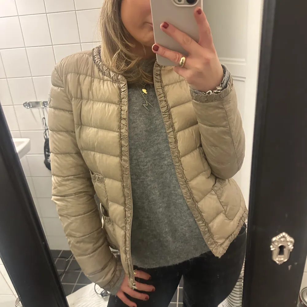 super fin moncler jacka som är en lite äldre modell! vill köpa en ny därför jag säljer! kan också tänka mig att byta mot en herno jacka!❤️. Jackor.