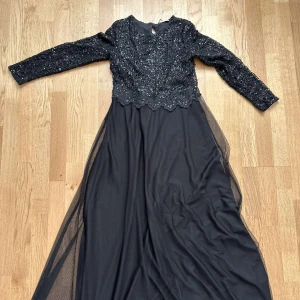 Festklänning  - Hijabi friendly / modest långfestklänning långärmad. Pris kan diskuteras 