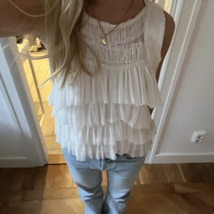 Volangtopp - Såå fin volangtopp från Zara❤️pyttelitet hål men syns knappt. Köp direkt för 300