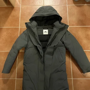 J.Lindeberg Parka  - Säljer nu denna oanvända j.Lindeberg parkan, perfekt nu till vintern. Köpt i butik för 7000kr. Passar S men även större.