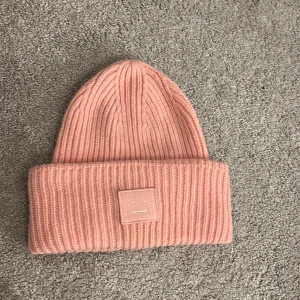 Acne mössa - Säljer min sparsamt använda acne studios mössa. Fint skick. 