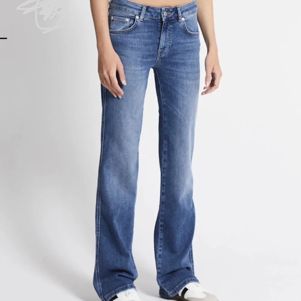90s boot jeans från lager 157 men jätte snygga bakfickor , nästan helt oanvända . Jeans & Byxor.