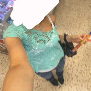 Jätte fin mönstrad topp - Säljer denna jätte fina topp från plick som jag bara advänt nån gång. Jätte fin och super somrig färg köpte för 280kr❤️Inga defekter. Storleken är M men e en magtröja jag e 1,63 och är xs och den sitter super bra på mig.