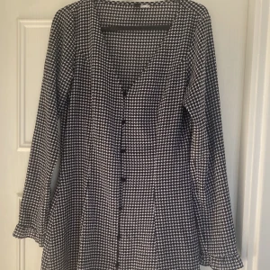 Klänning  - Använd skick men syns knappast om man inte kollar ordentligt kort klänning 