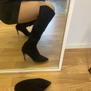 Svarta boots  - Använda några gånger.  Lite smått slitage på klacken annars helt fungerande  Frakt tillkommer Storlek 39