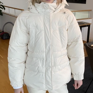 Zara Vinterjacka Vit - Vinterjacka från Zara i jättebra skick, knappt använd och som i nyskick💓 Supervarm och skön och väldigt snygg🥰