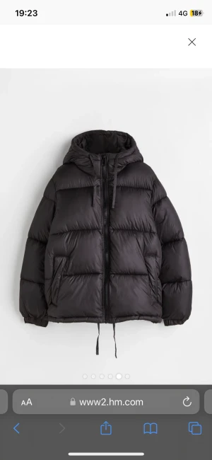 Puffer jacka hm - Nypris 549kr, köpare betalar frakt. köpte denna jacka förra året men den var för liten redan då och har inte kunnat använda den, som ny skick.