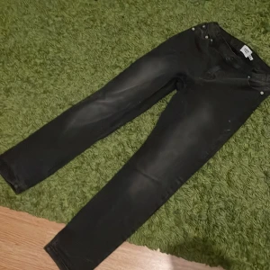 Basic svarta jeans - Jeansen är inte på nåt sätt skadade och är inte urtvättade🙃