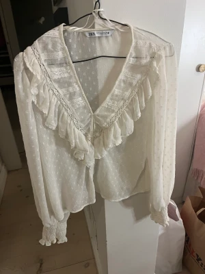 Zara blus - En superfin blus från Zara som kan användas till allt! Har används 2 gr så är i superbra skick. Är i st S men går för folk med M också.💕 Köparen står för frakt. Inga returer!