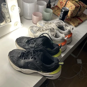 Nike sneakers  - Säljer dessa två skorna, samma modell ifrån Nike. Använda men båda i jättefint skick! Köpte för 1100kr