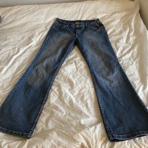 ett par tvär snygga lågmidjade jeans som tyvärr är för långa för mig men i super skick, midjemått tvärsöver: 41 innerbenslängden: 78