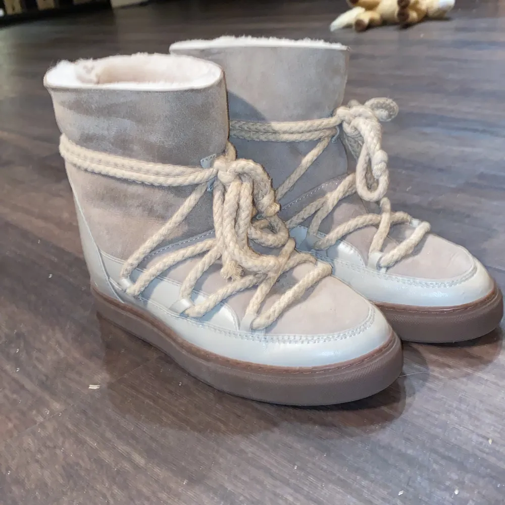 Säljer min inukii vinter skor med klack, bara använda några få gånger och har jättefint skick. ❤️‍🔥 Nypris - ca 2400/2900kr. Skor.