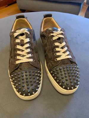 Christian Louboutin äkta - Christian Louboutin i fint skick Storlek 41.5 sitter större, inget kvar från köp. 8.5/10 Givetvis äkta