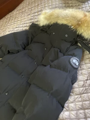 Canada goose wyndham parka black label - En väldigt fin canada goose i storlek M!! Jackan har endast använts ett fåtal gånger men är som ny. Jackan är rökfri och skicket är 10/10. Prislappar finns även kvar. Skriv gärna för fler bilder Kan mötas upp och frakta!!