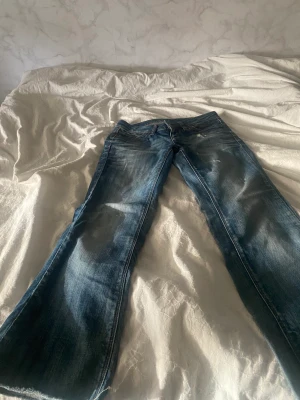 Lågmidjade Jeans - Snygga trendiga jeans.  De är 39 cm tvär över i midjan och innerbenslängden är 73cm. De är bootcut. 