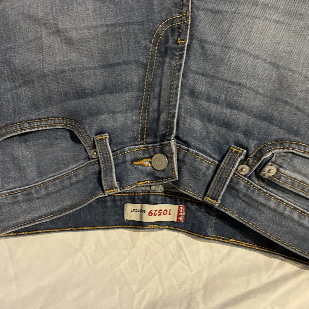 Fina levis jeans i modellen 10529 bootcut, storlek 28x30 MÅTT: midja 37cm, innerbenslängd 76cm. Jeans & Byxor.