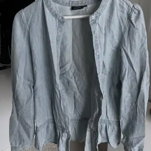 Säljer denna jeans kofta/skjorta i fint skick Inga defekter 🩷 ! Säljer åt nån annan! 