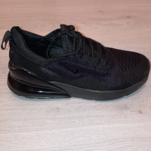 270 storlek 38 - 270 använd exakt 1 gång passar it mig storlek 28 köpte 1400kr