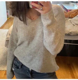 V ringad tröja - Stickad v ringad tröja från Vero Moda💕 använd ungefär 5-6 gånger men tycker inte om den så mycket så säljer den ❤️