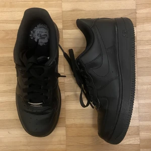 Svarta air force 1 - Storlek 36 men funkar som 37. Skriv om du har frågor eller vill ha fler bilder. Köparen står för eventuell frakt. Kan mötas upp i Stockholm