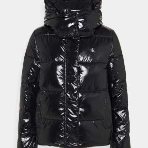 Säljer min svarta glansiga Calvin Klein vinter jacka då den inte kommer till då jag har en annan vinter jacka💗💗 Ny pris är 2 300 men denna modell säljs inte längre!💗💗Skriv för fler bilder!💗
