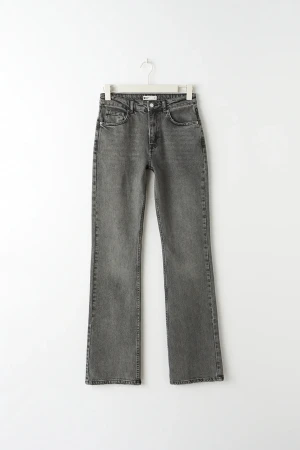 Bootcut jeans Gina Tricot  - Har knappt använt domhär - dom är lite långa på mig som är 168 ish 💓 nypris 500kr