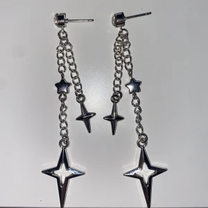 örhängen - ⋆˙⟡ ♡ ☁️handgjorda örhängen gjort av mig i rostfritt stål☁️ ♡ ⟡˙ ⋆ + frakt. alltid rengjorda innan de fickas iväg. mer info i dm.