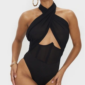 Svart body  - Denna bodyn är så skjunt snygg, använd 1 gång tidigare. Storlek XS. Köptes från plt men finns ej kvar på deras hemsida. 🫶🏽