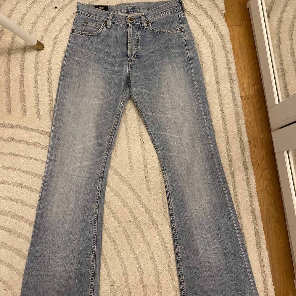 Ljusblå snygga lågmidjade jeans från Lee. Jeansen är i storlek W30 L32. Midjemåttet är 39cm och innerbenslängden är 82cm. De är knappt använda och säljs pga att de ej kommer till användning💓de har ett litet hål som syns på det högra benet på tredje bilden. Jeans & Byxor.