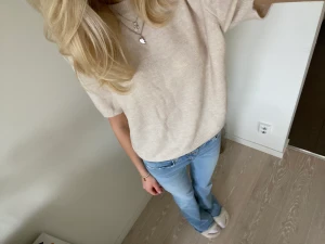 Stickad t-shirt - Så himla fin stickad t-shirt från h&m, storlek L men tycker den sitter snyggt oversized på mig som normalt har xa-s💕 använd en gång