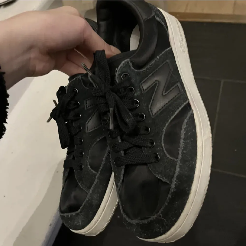 Svarta skor från new balance , som nya!. Skor.