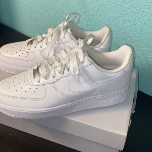Air force 1 storlek 39  - Jag fick de i present i somras men de blev för små. De är ej använda, perfekt skick, helt nya.