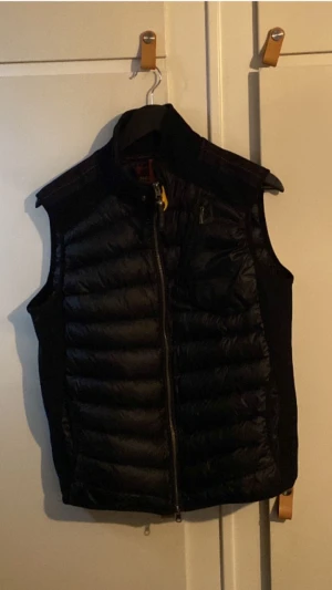 Parajumper väst - Riktigt tjusig parajumper väst. Modellen är Warmup, den är i väldigt bra skick 9.5/10 inga skador eller fel. Den är äkta såklart! Säljer den p.g.a att jag behöver pengar. Tveka inte att höra av er vid frågor eller funderingar. Priset kan även diskuteras.