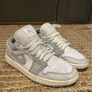 Jordan 1 elephant print low - Välkomna att lägga prisförslag!!  Riktigt snygga jordans som är lite för små. Rekommenderar för folk med storlek 40/41. Kostar 5299 på merchsweden som referens.  Dem är lite slitna på insidan och utsidan kan ni själva se hur skicket är. 