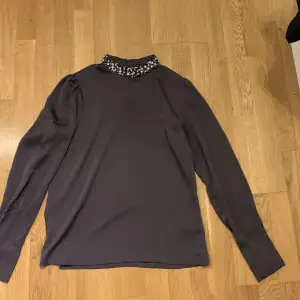 Blus från H&M i storlek S. Knappt använd. 